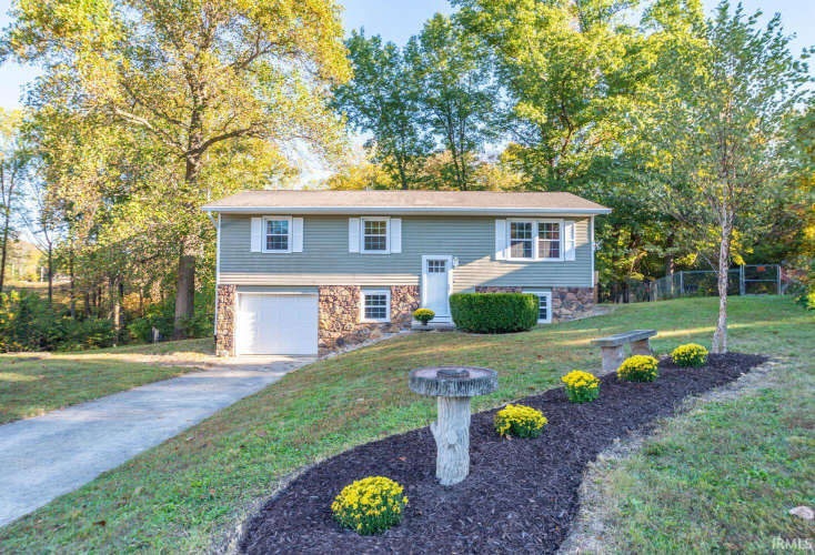 636  Robin Drive Ellettsville, IN 47429 | MLS 202440756