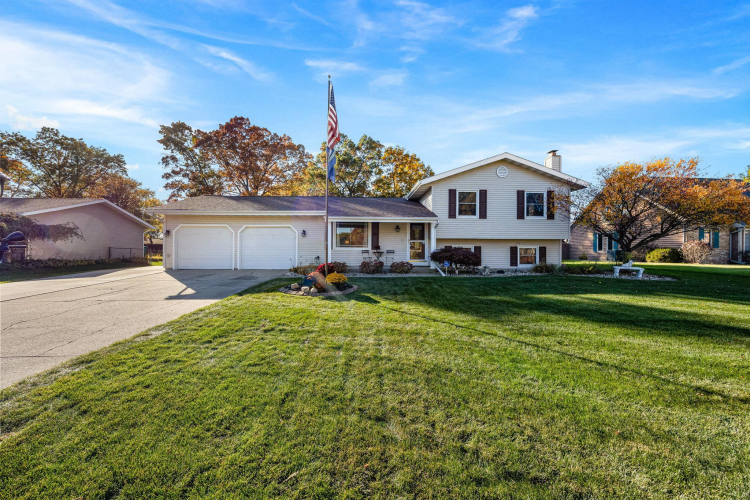 56009  Wynnewood Drive Osceola, IN 46561 | MLS 202441827