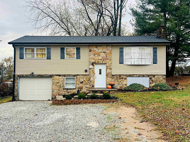 635  Lincoln Drive Bloomfield, IN 47424 | MLS 202443883