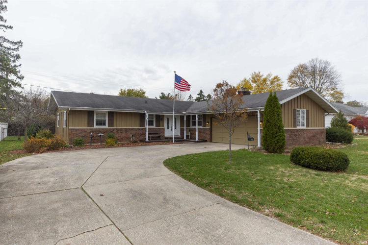 1737 E Lake Drive West  Elkhart, IN 46514 | MLS 202444521