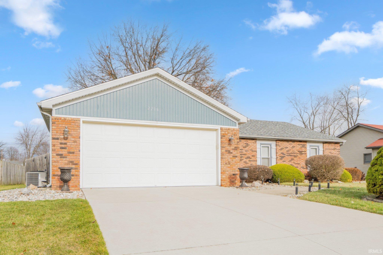 2206  Foxboro Drive Fort Wayne, IN 46818-1885 | MLS 202447055