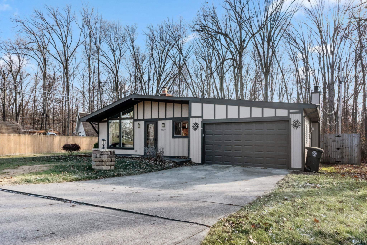 2070  Beechmont Drive Fort Wayne, IN 46825 | MLS 202447246