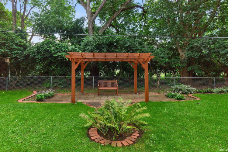 Listing Image 4