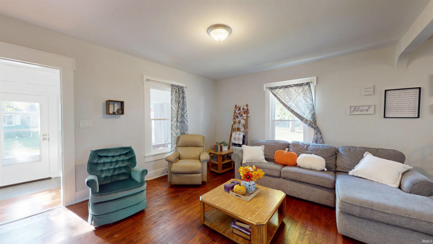 Listing Image 4