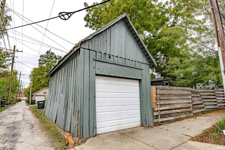 Listing Image 4