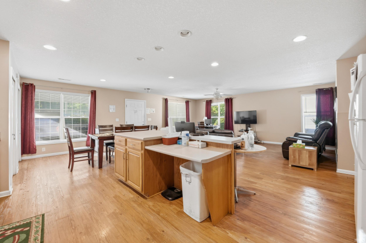 Listing Image 20