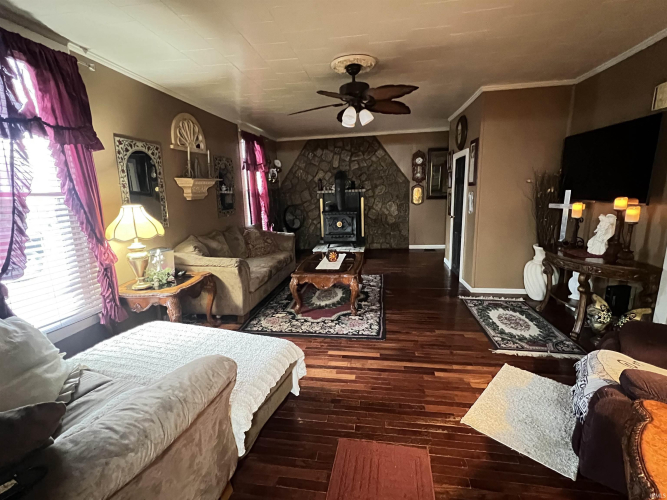 Listing Image 4