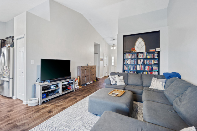 Listing Image 3
