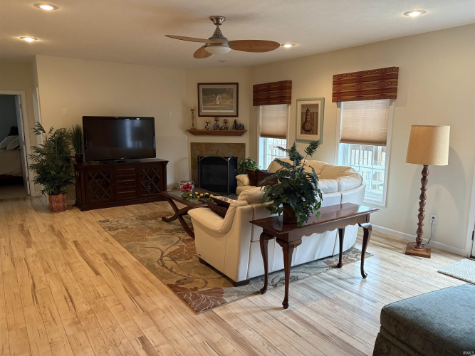 Listing Image 12