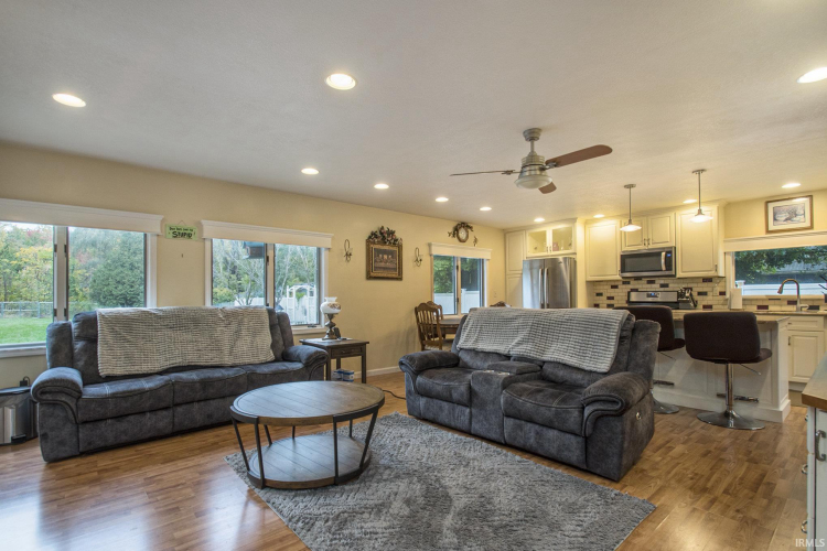 Listing Image 5