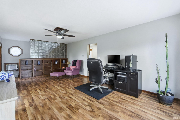 Listing Image 16