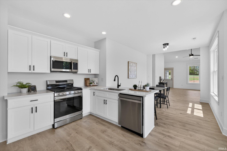 Listing Image 11