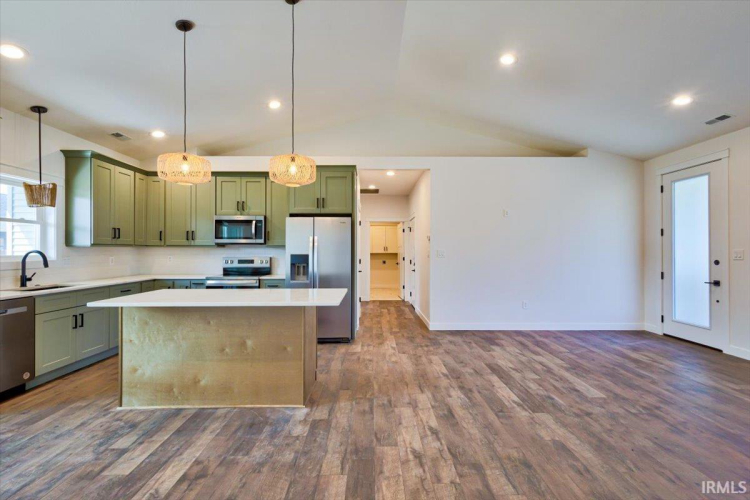 Listing Image 11