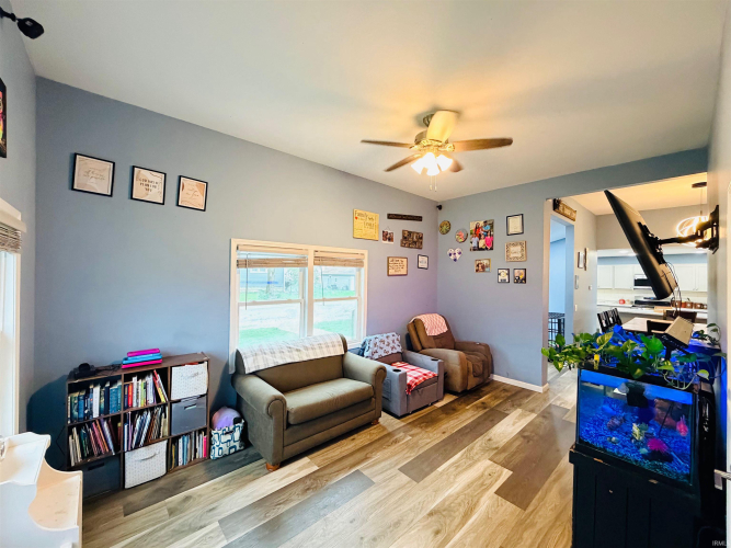 Listing Image 4