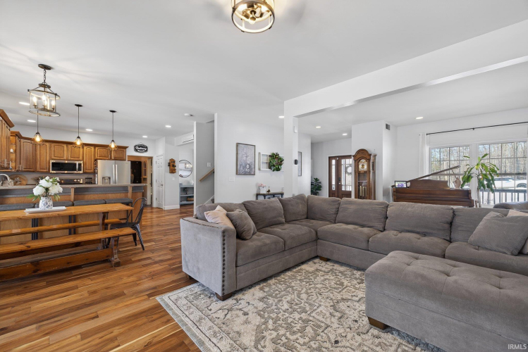 Listing Image 12