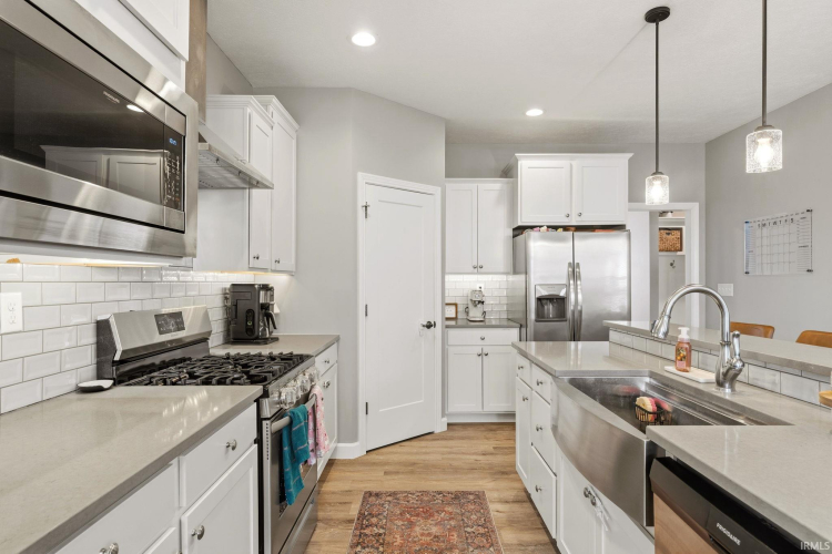 Listing Image 12