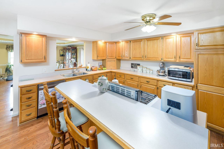 Listing Image 11