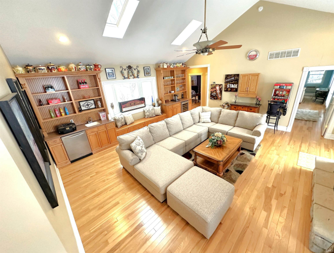 Listing Image 6