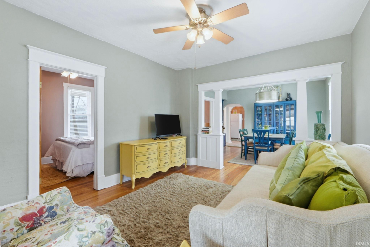 Listing Image 4