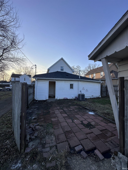 Listing Image 4