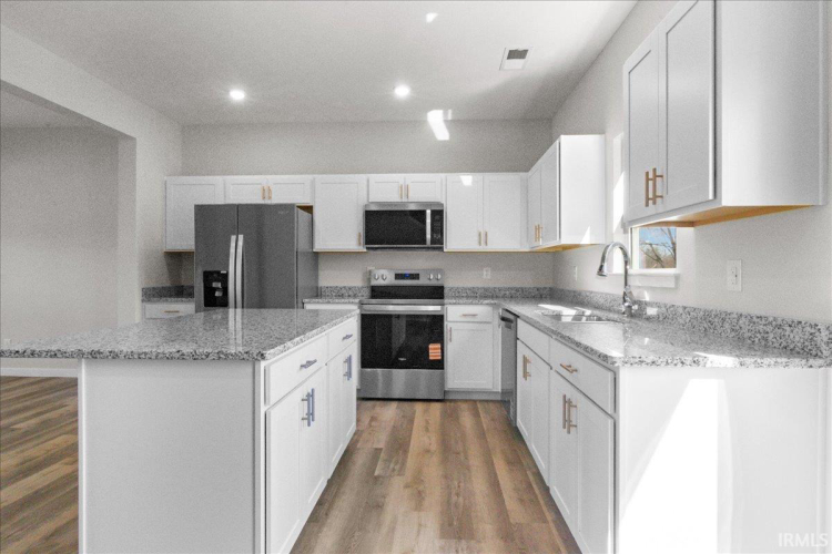 Listing Image 4