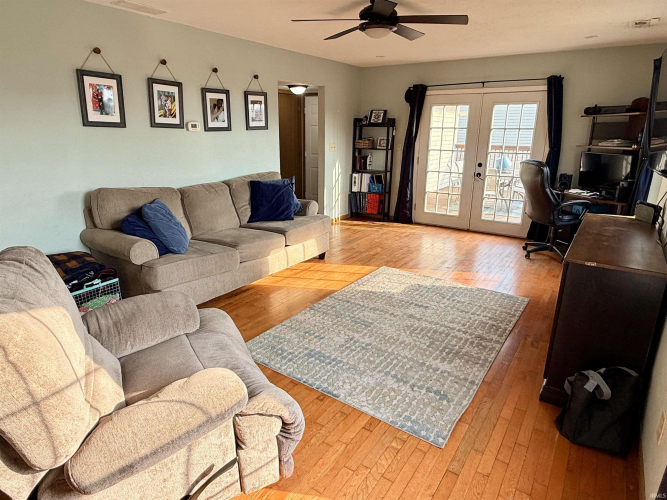 Listing Image 4
