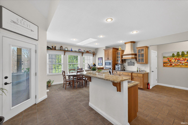 Listing Image 8