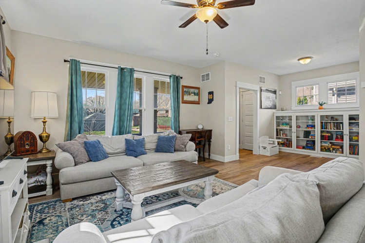 Listing Image 7