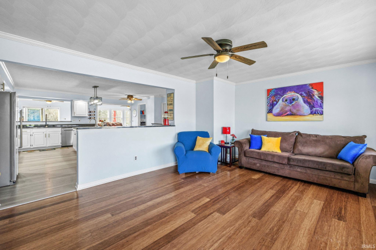 Listing Image 4