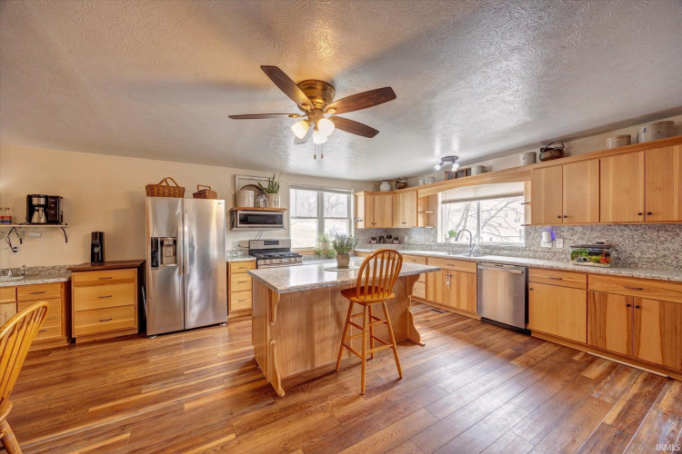 Listing Image 4
