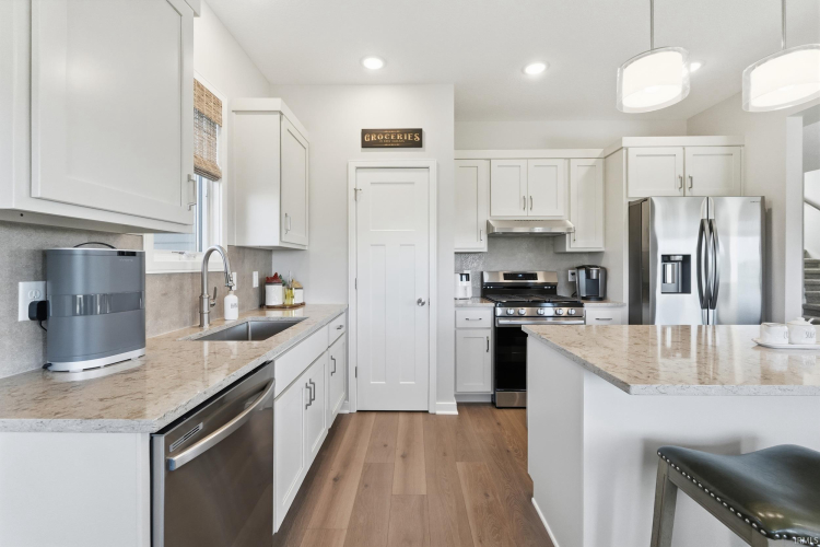 Listing Image 13