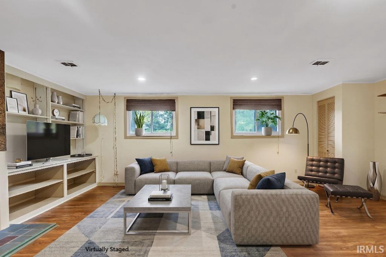 Listing Image 11