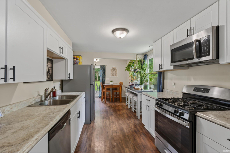 Listing Image 4