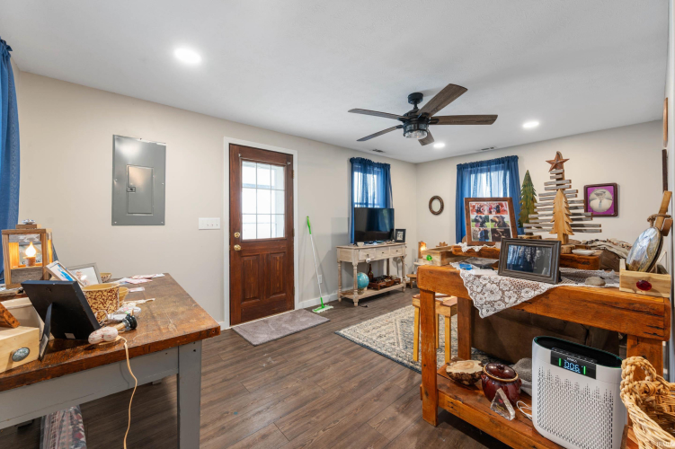 Listing Image 6
