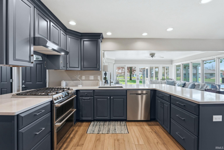 Listing Image 12