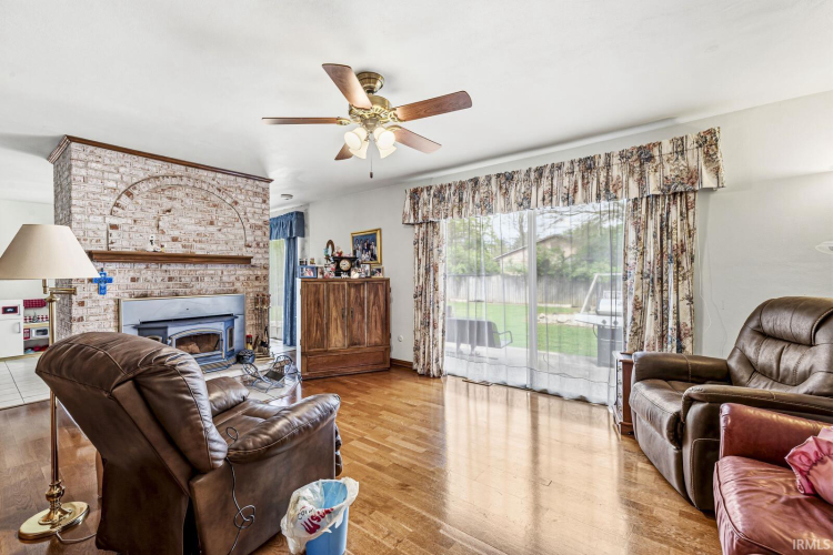 Listing Image 10