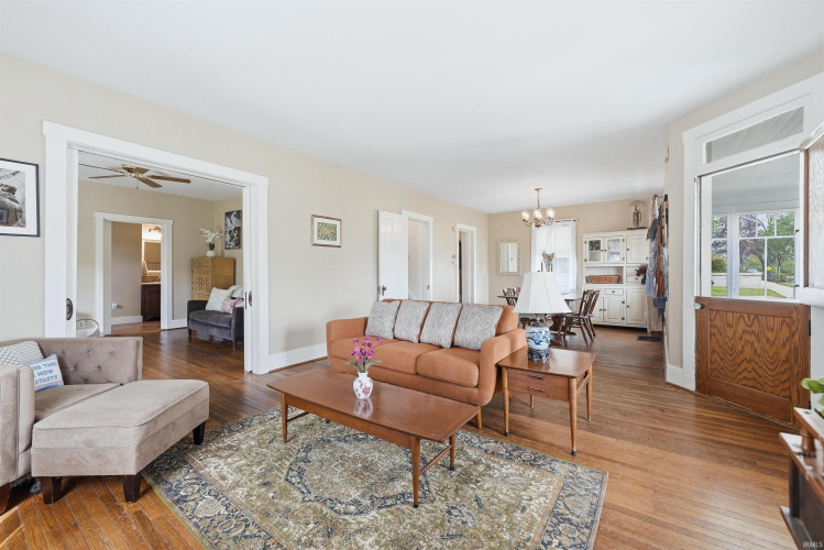 Listing Image 4
