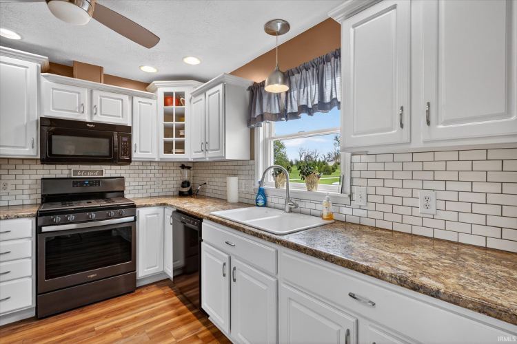Listing Image 11