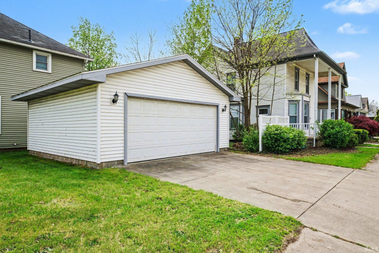 Listing Image 4