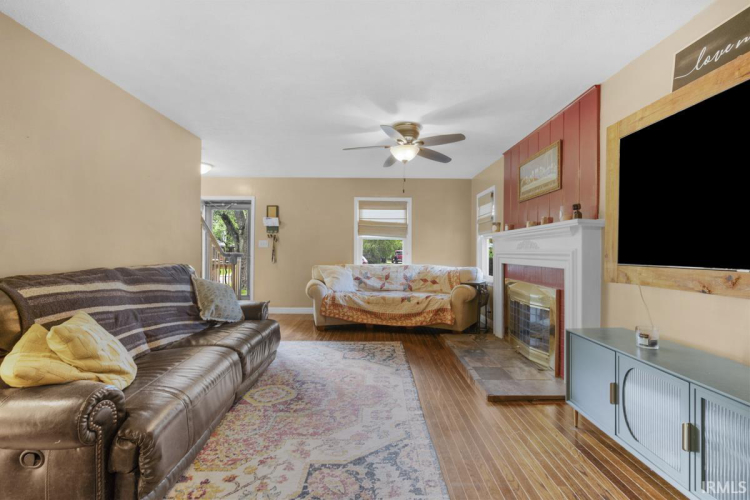 Listing Image 4