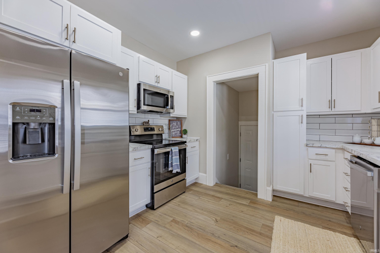 Listing Image 11