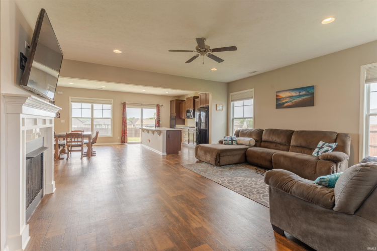 Listing Image 8