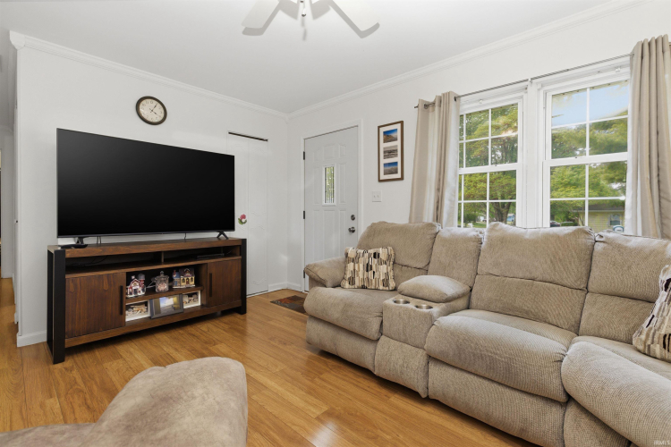 Listing Image 6