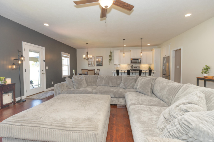 Listing Image 4