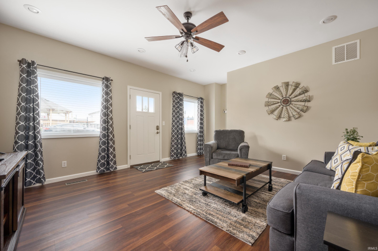 Listing Image 4