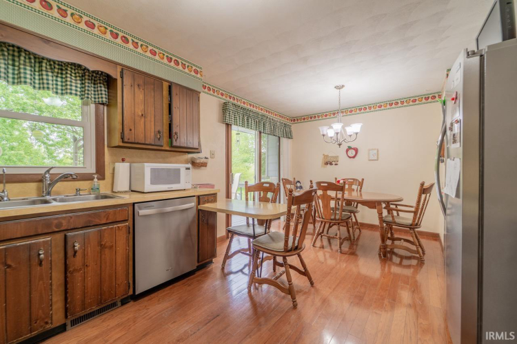 Listing Image 4