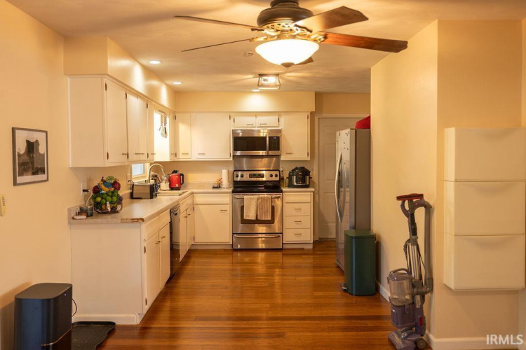 Listing Image 12