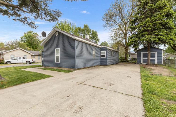 Listing Image 4