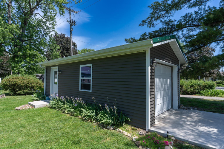 Listing Image 4
