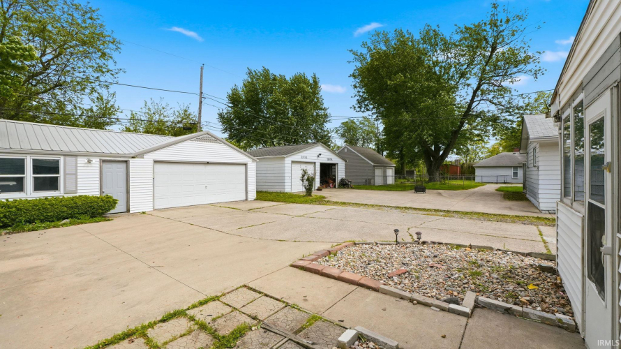 Listing Image 4